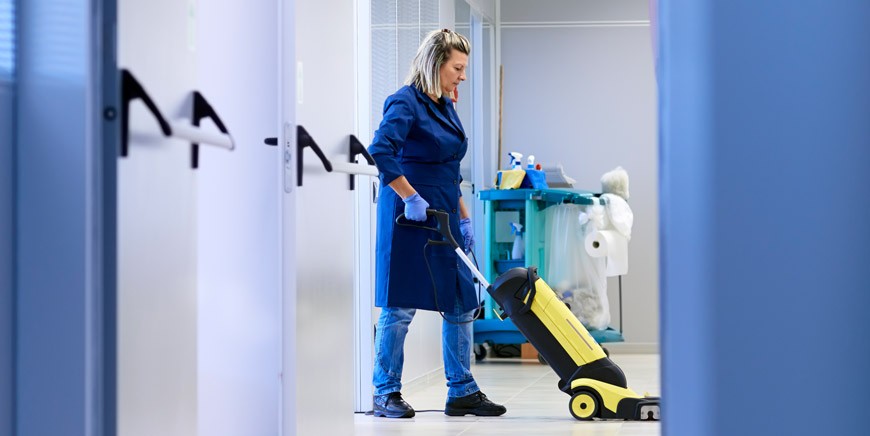 Préposée à l’entretien ménager dans un espace commercial