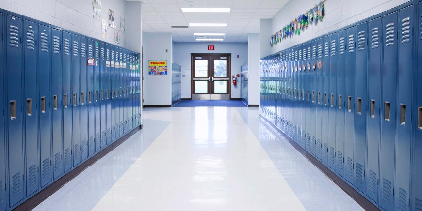 Corridor d’école aux planchers propres