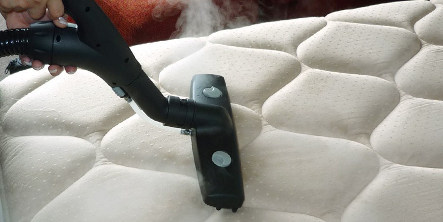 Dry-steam cleaning of a mattress
